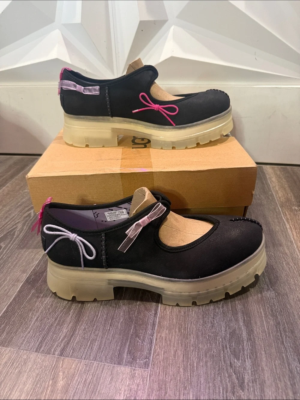 Ugg Women’s areum Mary Jane Shoes with Pink Accent Sz 11